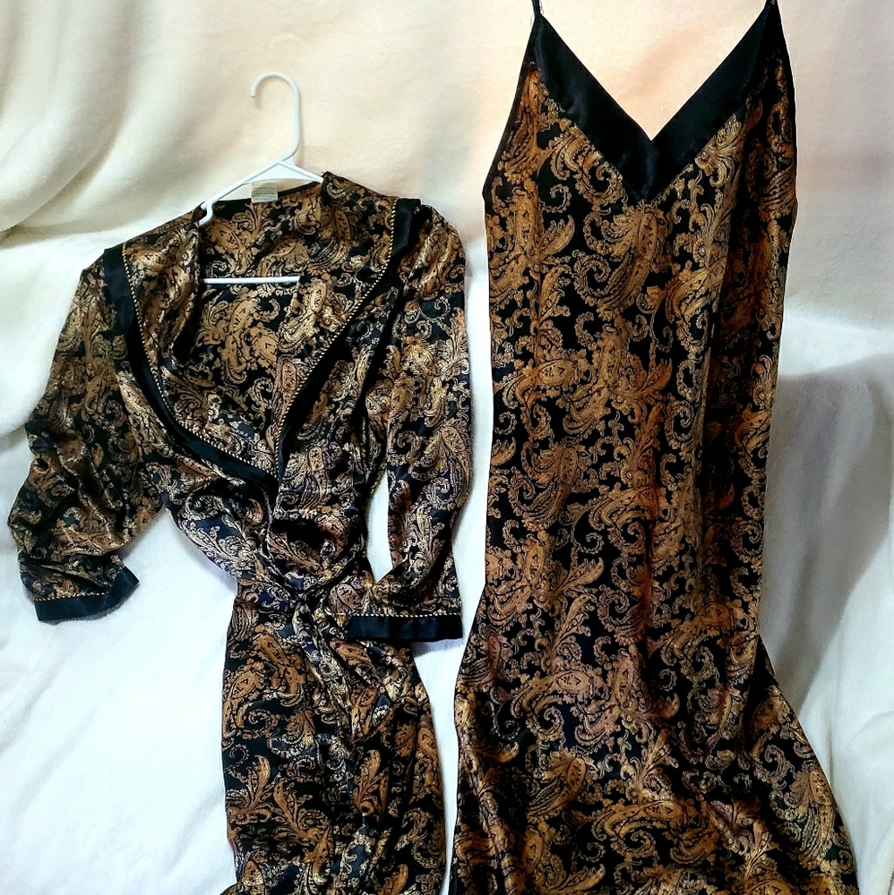 Gown & Robe Set, Black/Gold Paisley, Size Small.